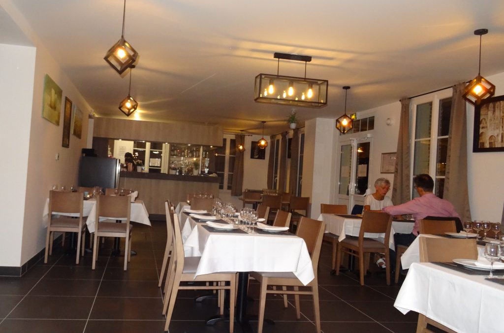 Salle du restaurant d'Aizier ‘Le relais des Chaumières‘ - mai 2018 Salle du restaurant d'Aizier ‘Le relais des Chaumières‘ - mai 2018