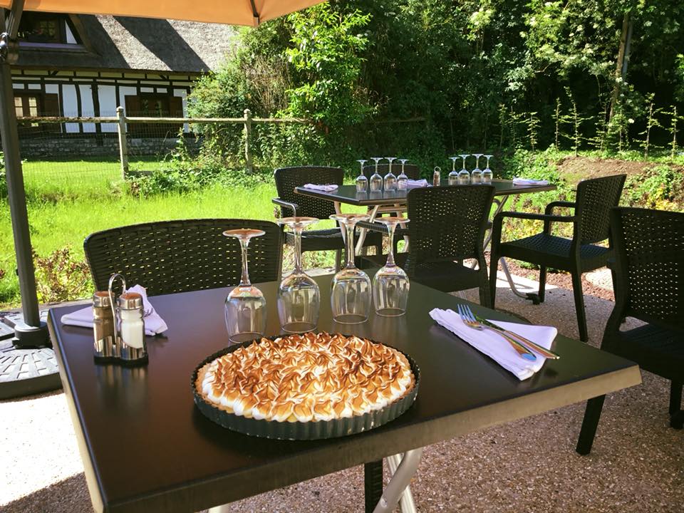 Terrasse du Relais des Chaumières d'Aizier Terrasse du Relais des Chaumières d'Aizier