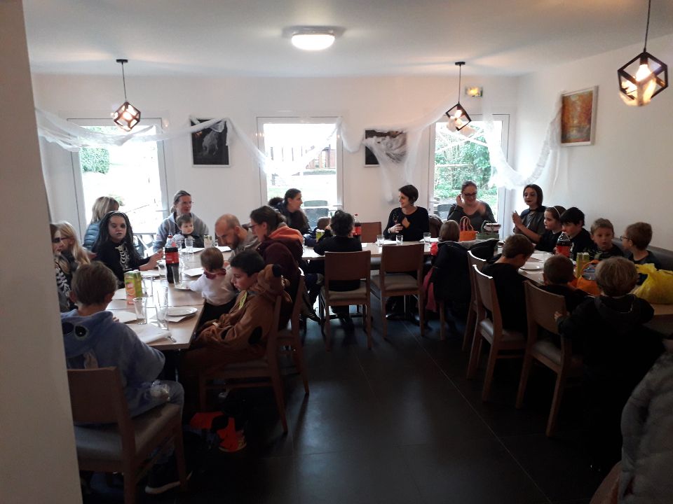 Halloween Aizier 2018 - Goûter offert aux enfants par le Relais des Chaumières