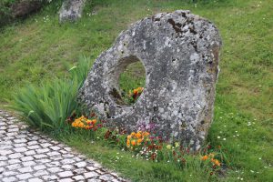 Aizier, dalle à trou d'homme