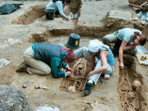 Fouilles archéologiques sur le site Chapelle St Thomas d'Aizier