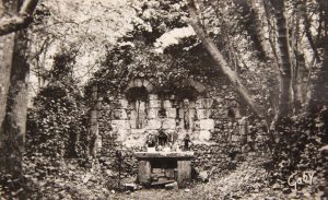 Autel de la Chapelle St Thomas d'Aizier dans les bois de Fécamp