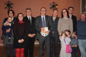 Les membres du Conseil Municipal avec Benoît Gatinet et Ben Bailly autour du Blason de la commune (janvier 2016)